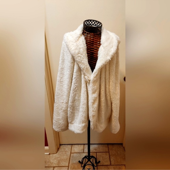 BELK Crown & Ivy Hooded Sherpa Cardigan in White - Picture 2 of 8
